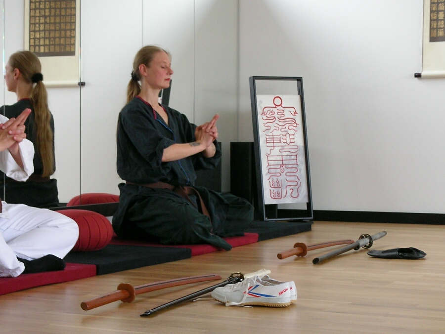 Schwertmeditation im Dojo Duisburg