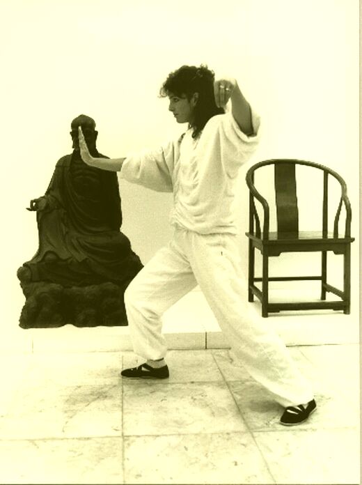 Heike zeigt die Einfache Peitsche des Tai-Chi . Unsere Aussagen zum Tai-Chi Chuan, der inneren Kampfkunst der alten Meister.