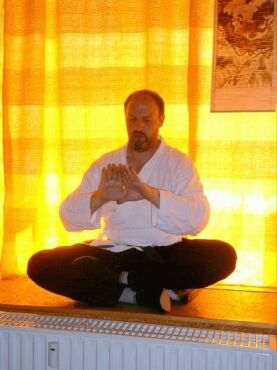 Bernd Gr�tz, Archiv-Meister unserer Aufzeichnungen zum ch'an Shaolim-Si Tao zeigt Handgriffe zur Kl�rung des Geistes. Wen-Tzu - das Verstehen der Geheimnisse, ein Text aus der Schule des Lao-Tze