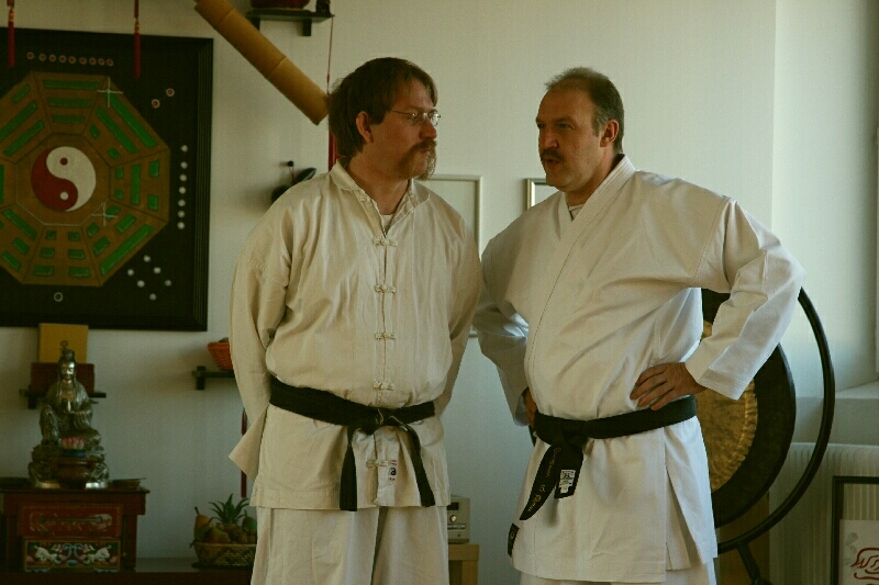 Archivator Bernd Grätz mit Volker Hiekel Dezember 2007 auf der Kung-Fu Jahresprüfung im Dojo Duisburg