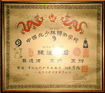 1977 nahm er an der ersten Mönchsprüfung der CS-Universität teil und erwarb das „Goldene Diplom“ (Monk Sifu Tjan, 4.Höchster Grad der Shaolin-Tempel Disziplinen)
