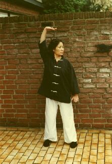 Ocka Song zeigt Qi-Gong. Sehen Sie auch Tai-Chi