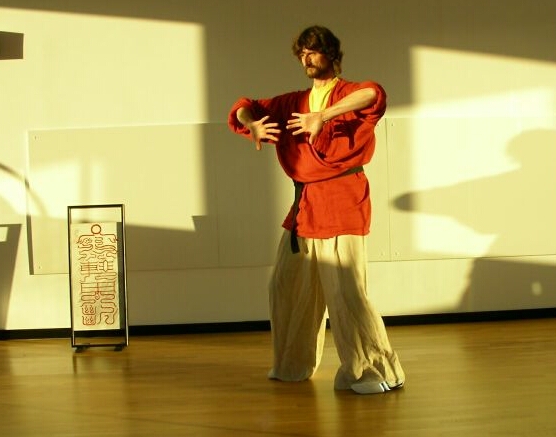 sogenannte Freihand�bung aus der Shaolin-Schule, auch Muskel- Sehnen-�bung des Boddhidharma genannt.