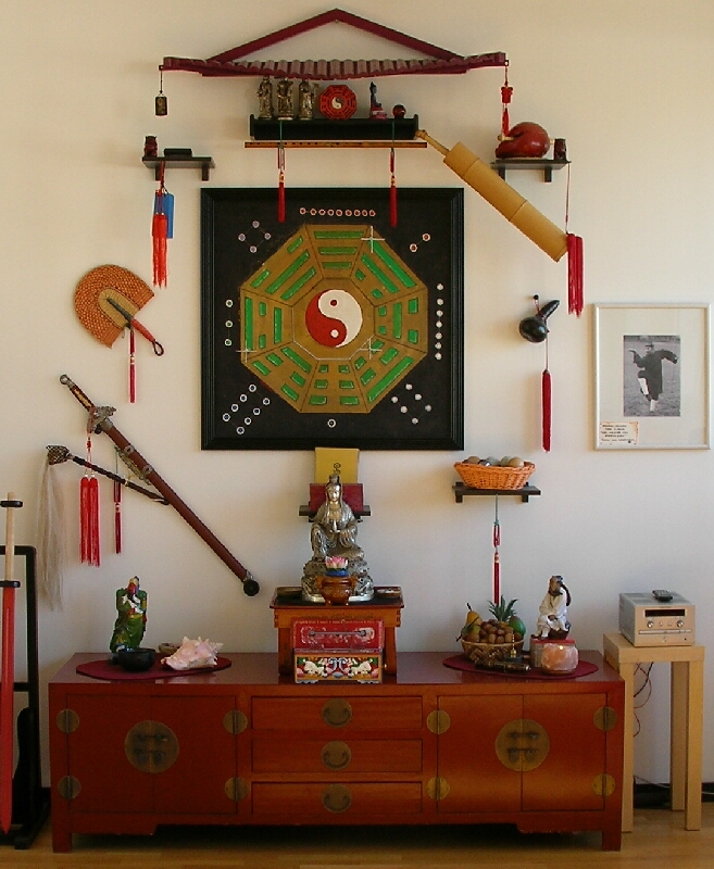 Hausschrein mit daoistischen Symbolen im Dojo des Tao-Chi