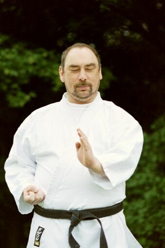 Heinz Schwarz - Shaolin-Meister vom Dojo Duisburg zeigt Blocktechniken des Kung-Fu