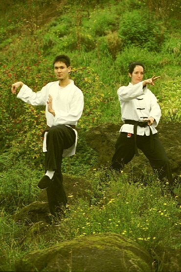 Susanne und Adrian mit den Figuren von Kranich und Schlange. Mehr Bilder in unserer Shaolin-Art-Galerie