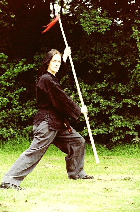 Susanne Hiekel- Grundposition mit dem Speer;   26.05. 2002 im Park Duisburg-Süd. Zur Bilder-Galeria unserer Speer-Formen, Danke