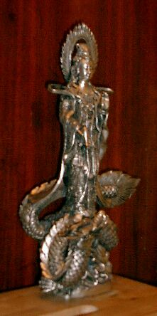 Eine von Klaus-Uwes's wunderschönen Kuan-Yin-Figuren. Hier zu TARA-Books, der Buchladen in der Altstadt von Mülheim. Danke für Ihren Besuch.