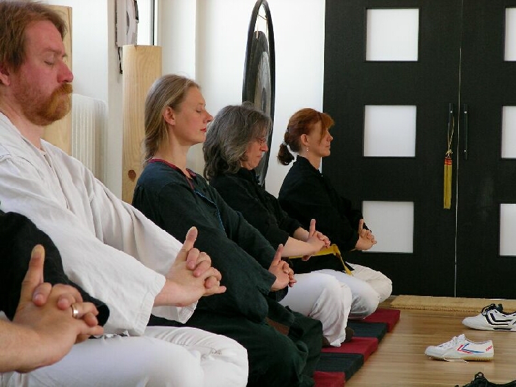 Volker, Anja, Irmi und Biggi, Ching-Mudra des Kung-Fu