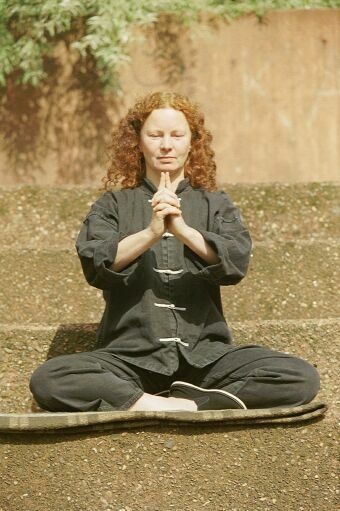 Ulrike Berkenkopf Schiemann zeigt einen Handgriff (Mudra) zur Harmonisierung und St�rkung des Geistes (shen) der Tao-Meditation - unsere Aussage. Danke f�r Ihr Interesse und den Frieden auf dem guten Weg. HeiHo
