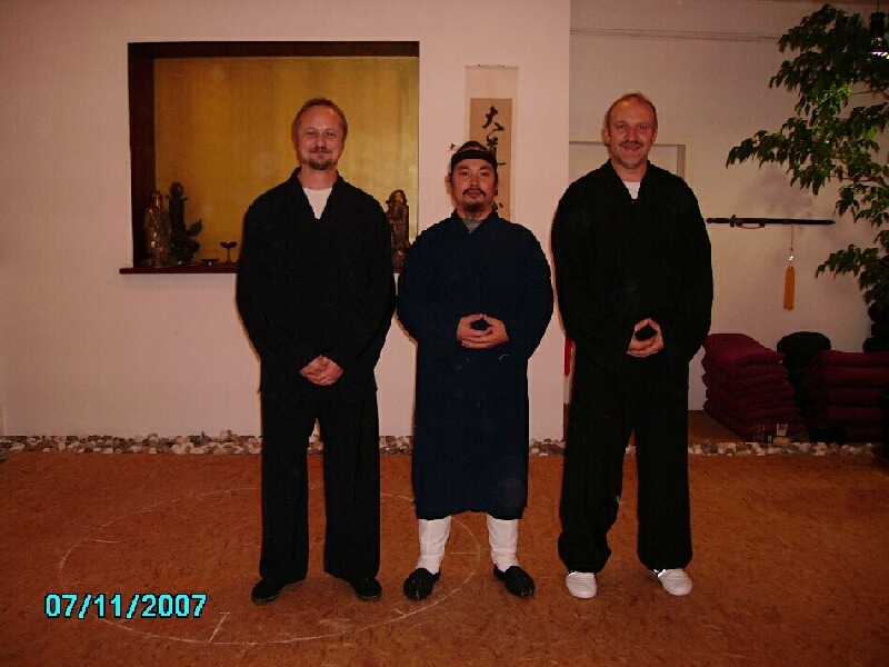 Archivator Bernd Grätz mit Wudang-Meister Tian Liyang und Jo Augustin November 2007 in der Wuguan Schule Mülheim